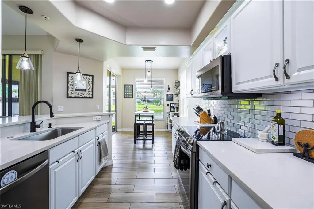 1405 Tiffany LN, Naples, FL 34105,225059725