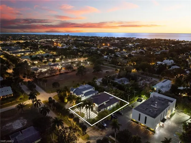 PERFECTLY LOCATED IN OLDE NAPLES, APPROX HALF A MILE TO WORLD CLASS BEACHES & LESS THAN 1 MILE TO ICONIC 5TH AVE WITH WORLD-CLASS DINING, SHOPPING & ENTERTAINMENT!