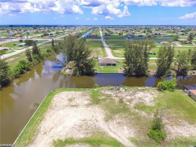 832 Ne 1st Pl, Cape Coral, Florida 33909