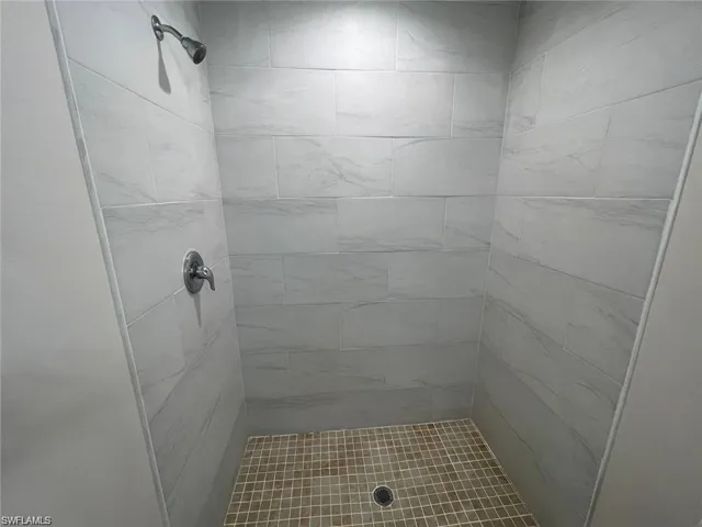 Bathroom featuring a tile shower