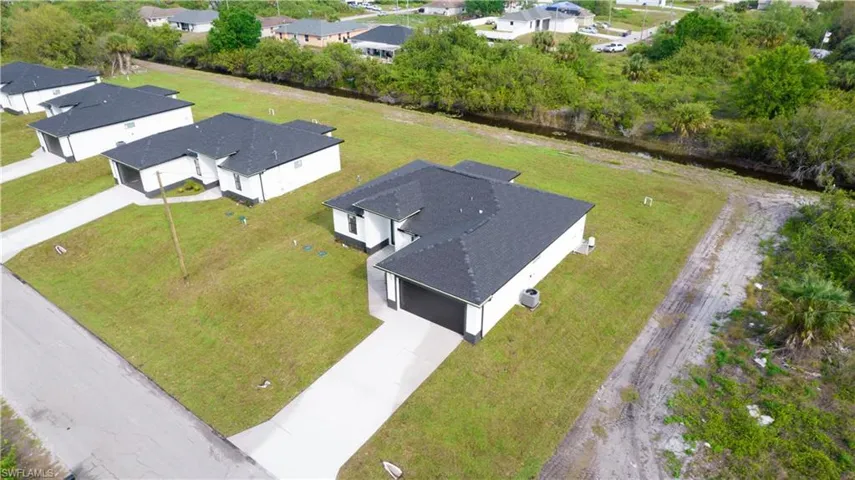 Birds eye view of property featuring a residential view