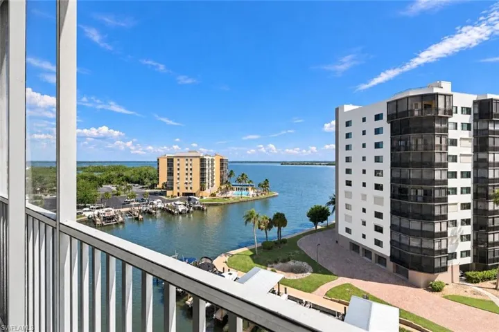Amazing Intersecting Canals and Bay views from your lanai      (Photo may be digitally enhanced)