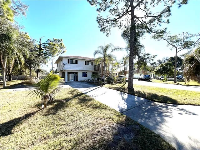 View of front of house featuring driveway and a front yard