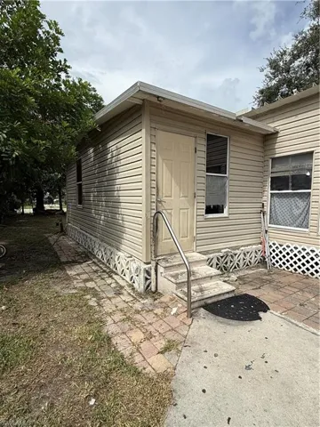 Entrance to property featuring a patio area