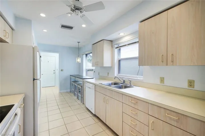 SO MUCH counter space!