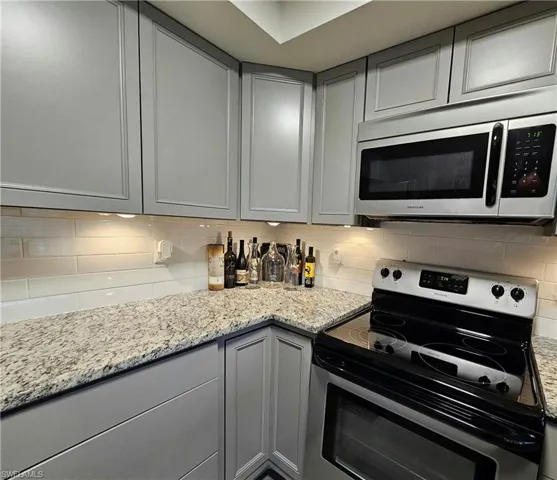 Kitchen - lots of countertop space and cabinet storage