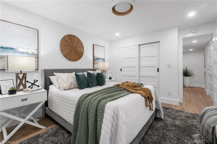 En-suite Master bedroomCan accomodate a king sized bed and had its own private wing complete with wall closet and linen storage.