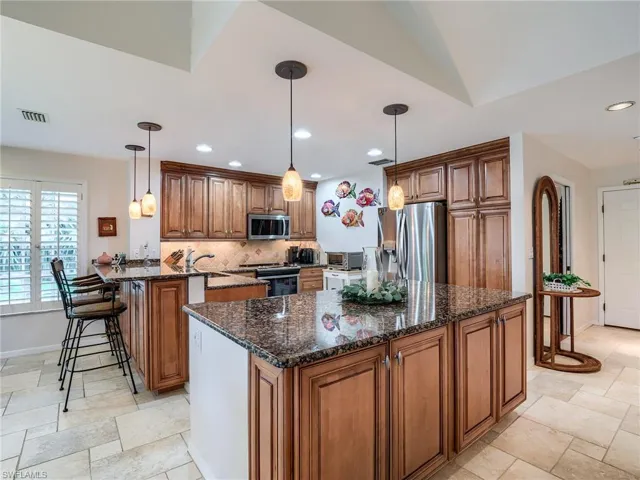 Large island - great for entertaining