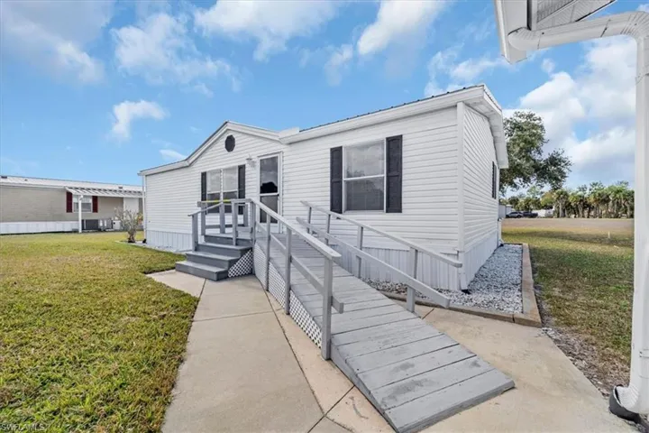 Manufactured / mobile home featuring a front lawn