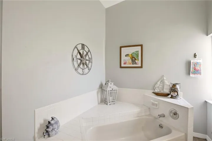Soaking tub
