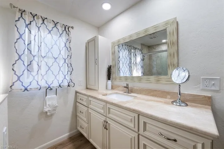 657  Pompano  DR, Naples, FL 34110