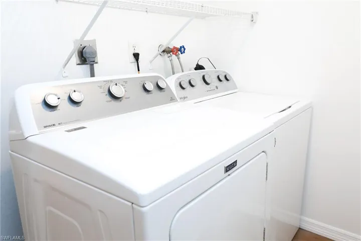Laundry room with independent washer and dryer and baseboards
