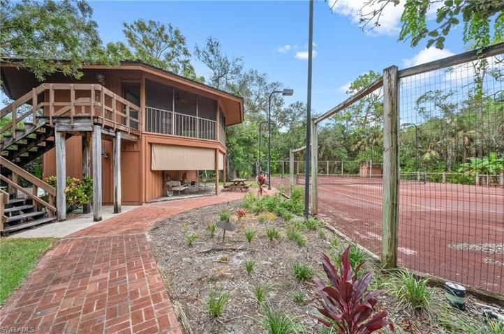 garage and efficiency next to tennis courts