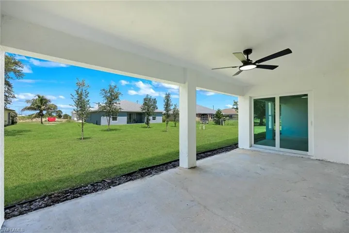 large lanai with lawn area views/lanai grande con vistas al jardin