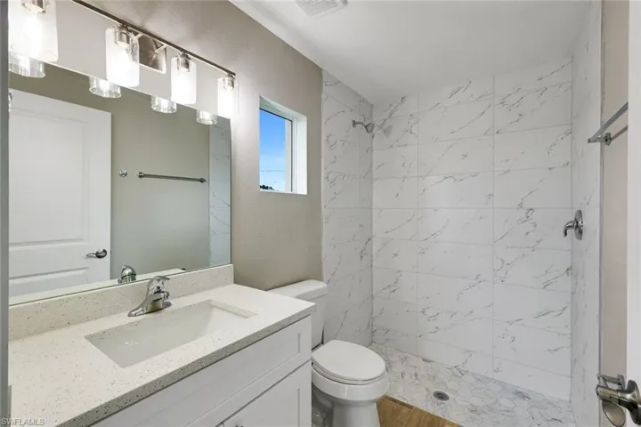 optional second owner's suite - private bath/segundo dormitorio principal - bano privado