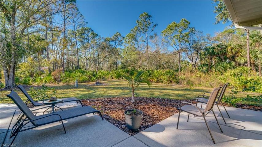 Old Florida abounds here. Yet this home is just 5 minutes or so away from I-75. Who would guess?