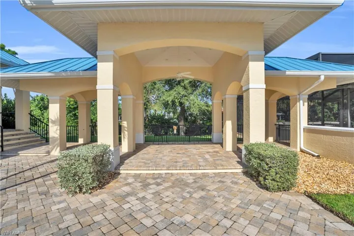 Patio area between garage - house