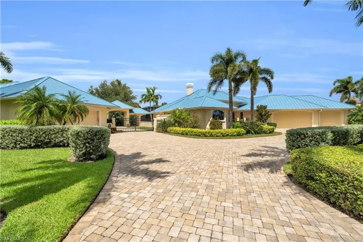 View of front of property featuring a front lawn