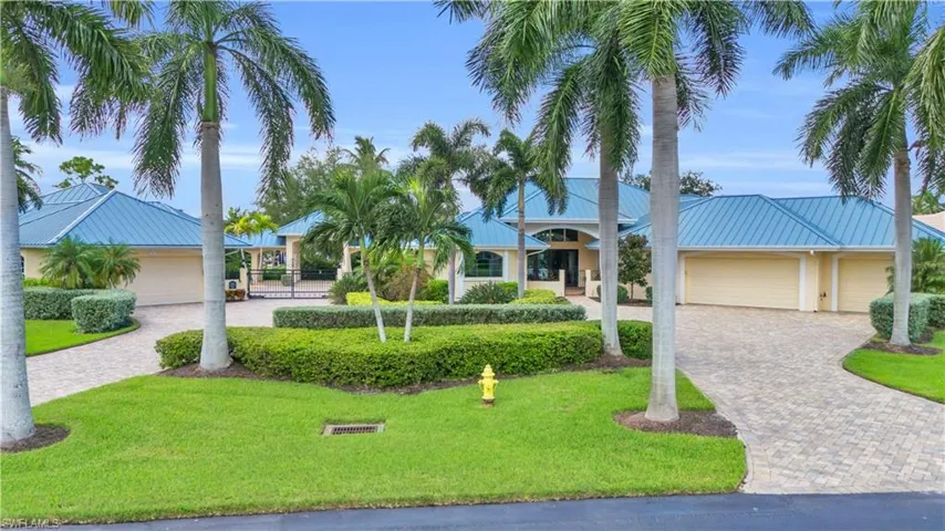 View of front facade featuring a front yard and a garage