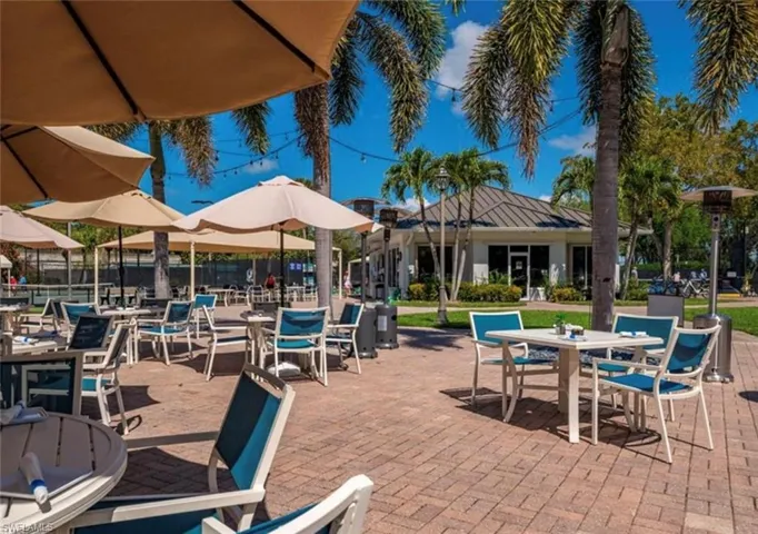 Restaurant and bar near tennis courts