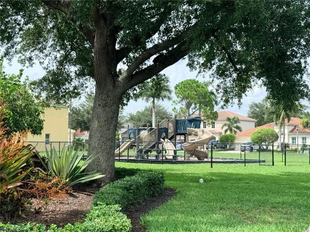 1425 Weeping Willow Ct, Cape Coral, Florida 33909