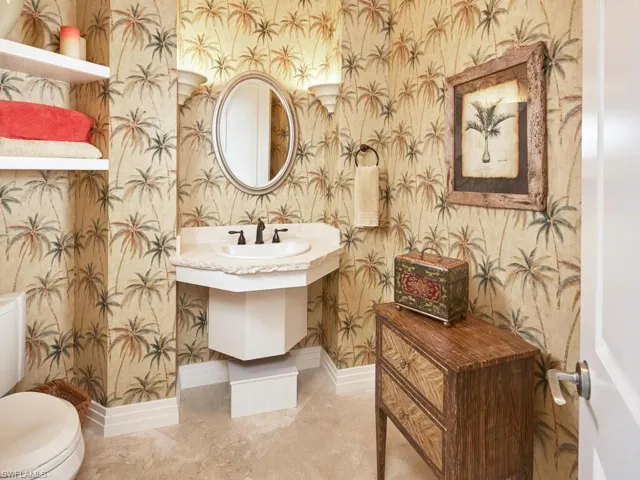 Ensuite guest bathroom.