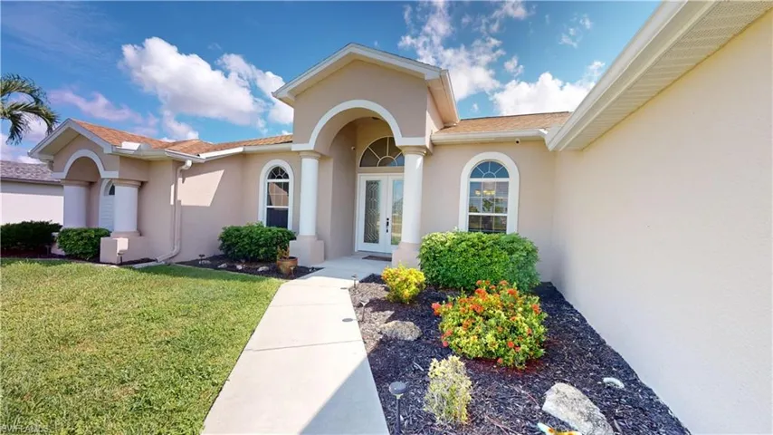 Entrance to property with a yard