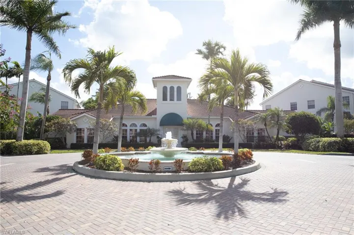 View of home's community with curved driveway