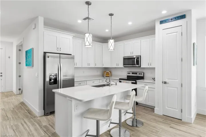 Sparkling quartz countertops. Great place to gather after a dau at the beach!