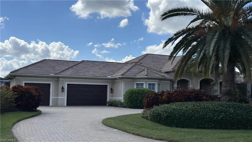 View of front facade featuring a 2 car garage