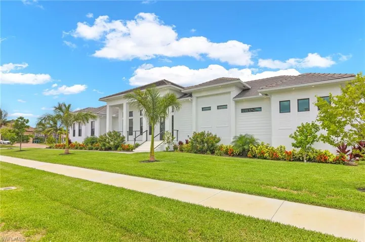 View of front facade with a front lawn