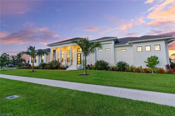 View of front of property featuring a lawn