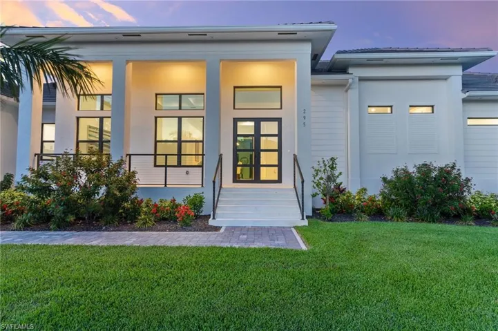 View of front of property featuring a lawn