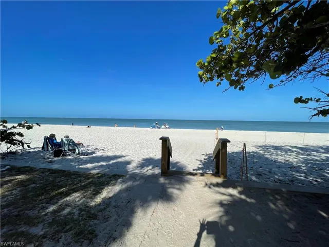 254  6TH S AVE, Naples, FL 34102