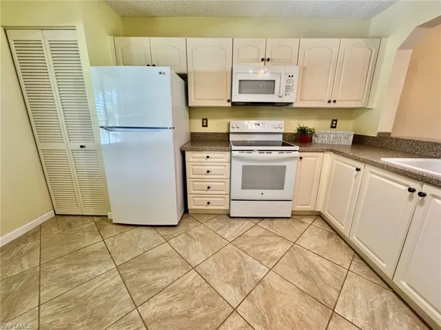 4524 Andover Way 204, Naples, Florida 34112