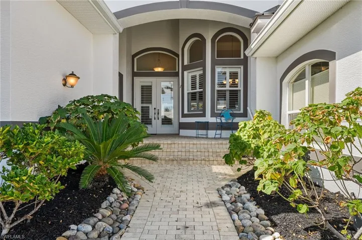 Beautiful glass doble doors beckon you to come inside! Lots of natural light spill into this home!