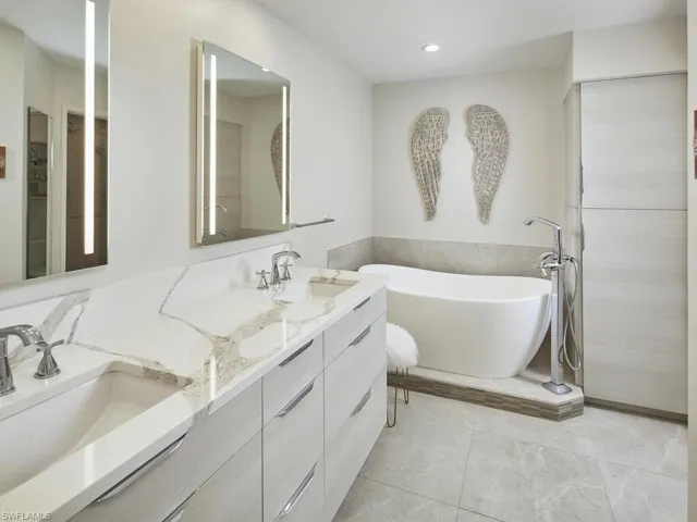 Bright and elegant en-suite bathroom.