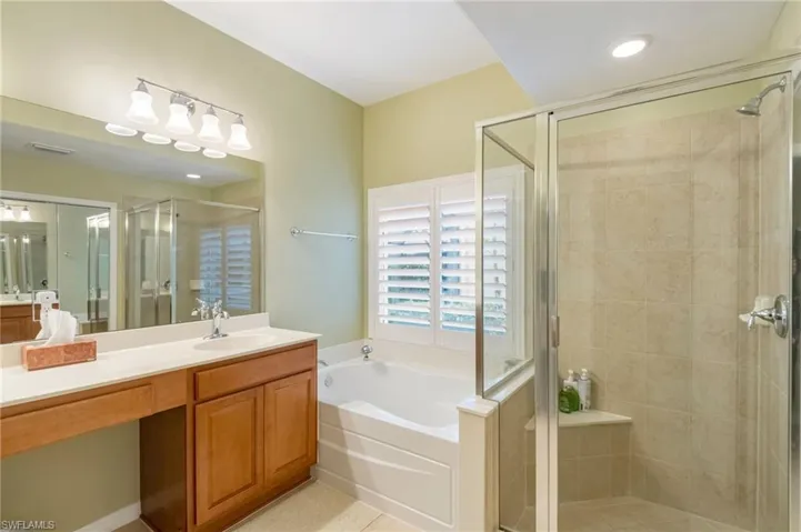Master BR with Tub/shower