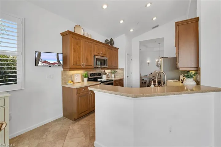 6686  Alden Woods  CIR, Naples, FL 34113
