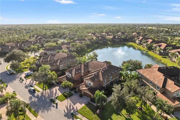 6686  Alden Woods  CIR, Naples, FL 34113