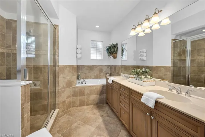 6686  Alden Woods  CIR, Naples, FL 34113