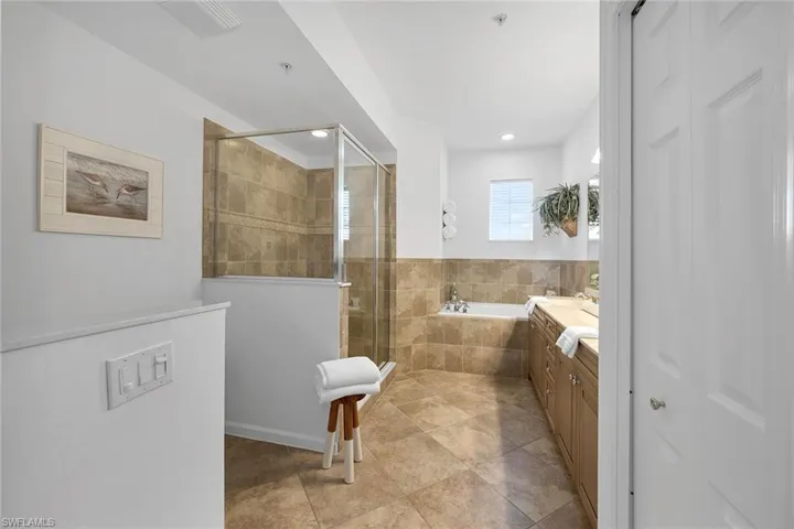 6686  Alden Woods  CIR, Naples, FL 34113