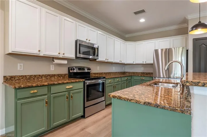 Kitchen with Island Breakfast Bar