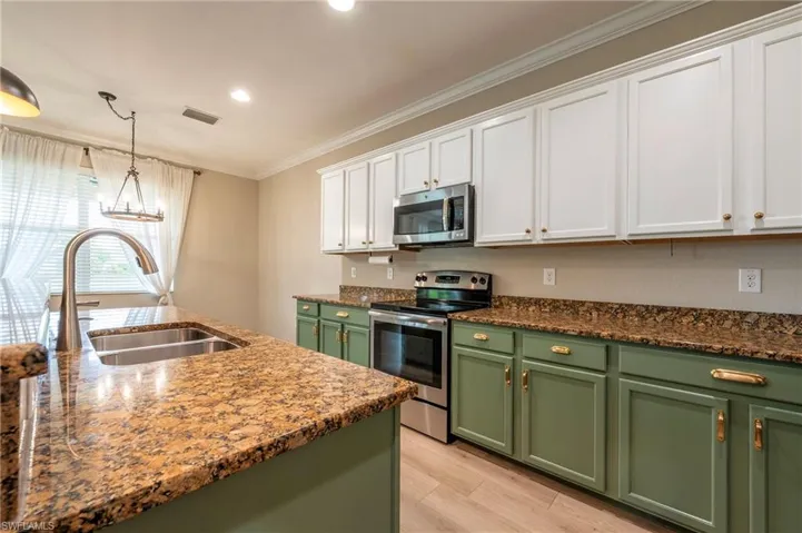 Kitchen with Island Breakfast Bar