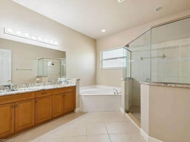 5705  Mango  CIR, Naples, FL 34110
