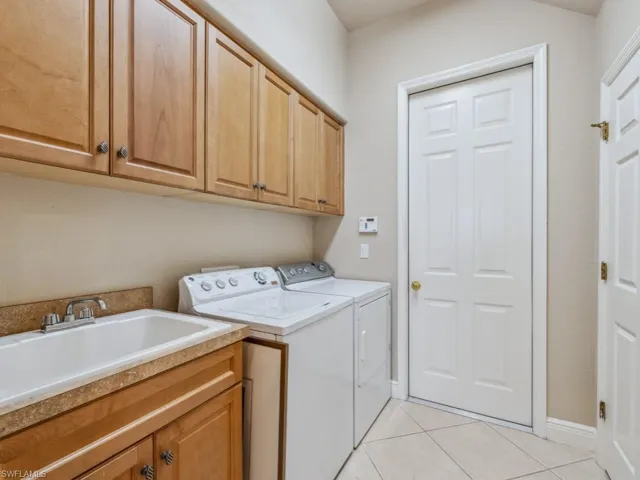 5705  Mango  CIR, Naples, FL 34110