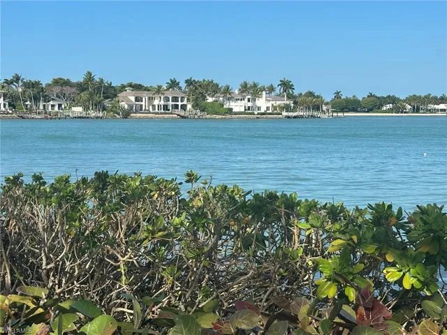 4621  Bayshore  DR, Naples, FL 34112