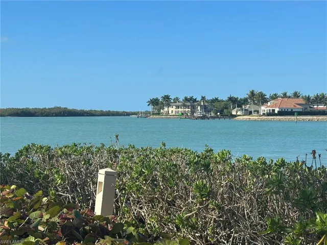 4621  Bayshore  DR, Naples, FL 34112