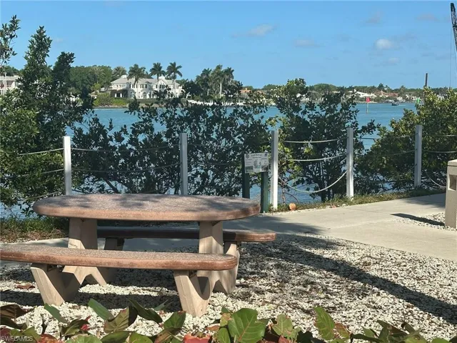 4621  Bayshore  DR, Naples, FL 34112