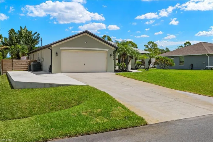 Ranch-style house with an extended side driveway
